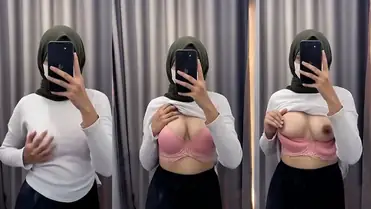 Bokep Hijab Cantik Pamer Dada Mulus Toilet poster