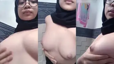 Gadis Jilbab Pamer Tubuh Polos Depan Kamera poster