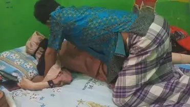 Membuat Tante Hijab Muncrat Basah Kuyup poster