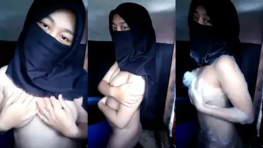 Tya Mandi Bugil Pakai Jilbab Hitam poster